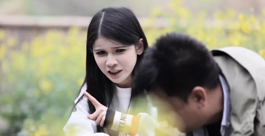 狗头萝莉继拍短剧后再上某卫视节目；彻底洗白了？网友锐评千万网红逆袭第一人！
